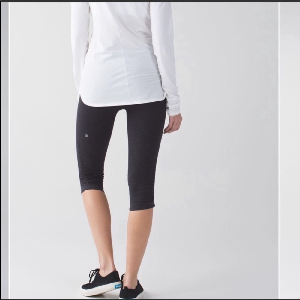 EUC. Lululemon The Flow Crop  color Gray Size 10